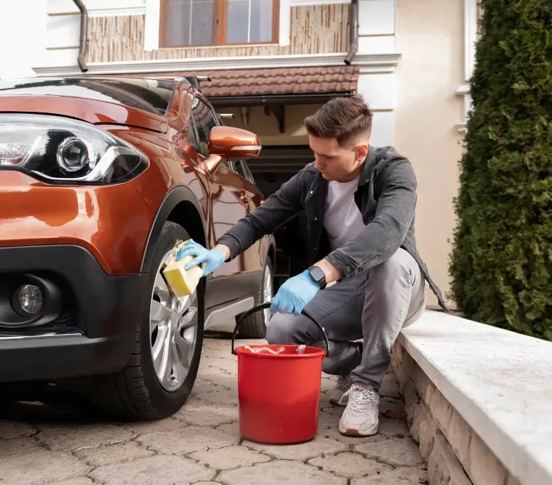 Lavage auto à domicile Neufmanil : professionnel intervenant sur un véhicule